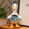 Simpatica bambola di peluche di anatra con gambe lunghe, vestito lavorato a maglia, decorazione. - Anatra in piedi con gonna a righe blu-verdi