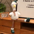 Simpatico peluche di anatra di Natale con zampe lunghe decorazione festiva giocattolo - Anatra dalle gambe lunghe con cappello di Babbo Natale verde