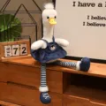 Simpatica anatra di peluche a gambe lunghe con gonna di jeans e righe, perfetta decorazione. - Anatra dalle gambe lunghe con gonna a salopette di jeans