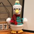 Simpatico peluche di anatra con occhiali e maglione, perfetto ornamento natalizio. - Anatra seduta con occhiali e sciarpa a righe rosse