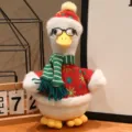Bella bambola di peluche di anatra con occhiali e cappello invernale, decorazione festiva. - Anatra seduta con occhiali e sciarpa a righe verdi