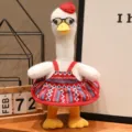 Grazioso giocattolo in peluche di anatra con berretto rosso occhiali e vestito decorazione - Stile in piedi con occhiali - Gonna rossa con strisce blu