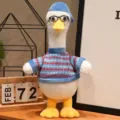Simpatico peluche di anatra con maglione blu berretto e occhiali per decorazione stanza. - Stile in piedi con occhiali - Vestiti blu e strisce rosse