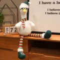 Simpatica papera di peluche con occhiali e cappello di Natale, decorazione festiva ideale. - Anatra a zampe lunghe con occhiali - Cappello di Natale verde