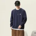Felpa uomo casual dal taglio morbido finto due pezzi girocollo con ricamo sul petto. - Blu navy