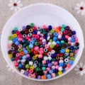 Mélange de perles en plastique colorées pour la création de bijoux, bracelets et colliers. - Perles de rocaille couleur unie mélangée 3 mm 20 g