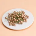Détail en gros plan de tiges de baies artificielles dorées avec fil vert pour bricolage DIY. - 10mm / Or