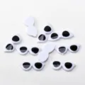 Vue détaillée de cabochons d'yeux de poupée blancs et noirs, parfaits pour les loisirs créatifs. - Mini lunettes / 1.2x2.9cm 20 Pièces/Paquet / Blanc