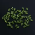 Perles feuilles vertes charms en vrac pour bijoux DIY faits main collier bracelet boucles - Lot de 50 pièces / Vert Foncé