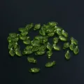 Vue detaille de petites perles en forme de feuille verte montrant une texture translucide. - Lot de 50 pièces / 4# Vert Olive