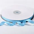 Vista detallada de un rollo de cinta de cuadros azules de 10mm para lazos y decoración. - 2 Metros Por Pieza 10mm / Azul Lago Oscuro