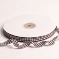 Primer plano de un rollo de cinta a cuadros marrón y blanco de 10mm para manualidades DIY. - 2 Metros Por Pieza 10mm / Café