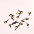 Gros plan d'yeux à vis en bronze, œillets métalliques et mini crochets pour bijoux artisanaux. - 8mm (10g) / Bronze