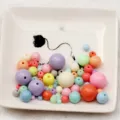 Assortiment de perles macaron en acrylique DIY colorées pour colliers et bracelets faits main. - 6mm 100 Perles / Série Macarons Multicolores