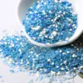 Gros plan de paillettes d'étoiles bleues, idéal pour l'artisanat en résine et la déco d'ongles. - Style scintillant, bleu lac