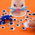 Yeux mobiles noirs et blancs avec adhésif pour projets de bricolage et accessoires. - 15mm (20 pièces/paquet) / Modèle avec adhésif