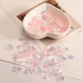 Gros plan détaillé de sequins nacrés en forme de coquillage pour travaux manuels et couture. - 13mm Pièces/Pack / Rose Transparent