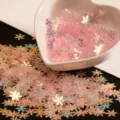 Primer plano de lentejuelas de copo de nieve rosa iridiscente para arte de uñas y manualidades. - Rosa
