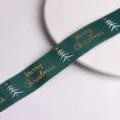 Detalle de cinta navideña verde con texto Merry Christmas dorado y bonitos árboles blancos. - Cinta Acanalada Árbol de Navidad / 25mm de Ancho Paquete de 2m / Verde Oscuro