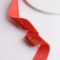 Rotes Samtband mit Goldglitter für Weihnachtsgeschenkverpackung, DIY Haarschleifen und Basteln. - Einfarbig Goldsamtsamt / 25mm Breite 2m Packung / Rot