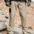 Herren Outdoor Cargohose in Khaki, strapazierfähige Freizeithose mit mehreren Taschen, gerade. - S / Unterteile / Khaki