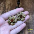 Primer plano de pendientes vintage de cobre chapado con piedra roja y textura elegante y refinada. - Pendientes de Ágata Roja
