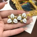Orecchini a fiore in smalto bianco stile vintage con finitura oro antico, eleganti. - Orecchini a lobo / Oro Invecchiato