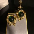 Pendientes retro de estilo palaciego con piedra de vidrio verde y elegante lazo dorado. - Pendientes de clip(BM727) / 30x45mm / Verde