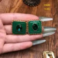 Toma detallada de pendientes cuadrados de esmalte verde con bordes de cuentas doradas. - 25mm / Verde