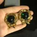 Pendientes dorados de estilo vintage con piedra oscura cabochon y elegante diseño de lazo - Pendientes de boton(BM621) / 30x45mm / Verde