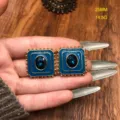 Primer plano detallado de pendientes cuadrados esmaltados vintage con piedra preciosa azul. - 25mm / Azul