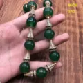 Detalle de collar de ágata verde vintage con cuentas cónicas doradas de pedrería cierre magnético. - Collar / Verde