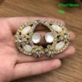 Nahaufnahme der goldenen Strass-Brosche mit weißen Opalen und funkelnden Kristallen. - Ohrstecker (FM09)