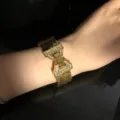Primer plano detallado de una pulsera de malla chapada en oro con cierre geométrico brillante. - Pulsera / 17cm / Dorado