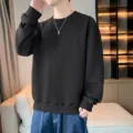 Schwarzes Herren Sweatshirt mit Rundhalsausschnitt, stylischem Brustprint und langen Ärmeln. - M / Oberteile / Schwarz