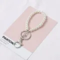 Gedetailleerd parel telefoonbedel sleutelhanger koord met metalen ring en sluiting. - Parelhanger / Zilveren Draaimousqueton
