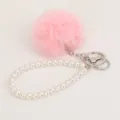 Pluizige roze bont pompon en elegante witte parel polsband sleutelhanger tas bedel. - Roze pompon-parelsleutelhanger