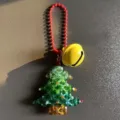 Gedetailleerd weergave van kristallen kerstboom sleutelhanger, handgemaakte kralen bedel voor tassen. - Kerstboom Bel