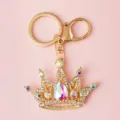 Gedetailleerd weergave van een gouden kroon strass sleutelhanger met kleurrijke kristal en haak. - Kroon / AB Wit