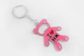 Detailopname van roze strass beer sleutelhanger met glinsterende kristallen en fijne afwerking. - Rozerood