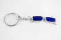 Detailweergave miniatuur bril sleutelhanger, creatieve metalen hanger met fijne afwerking. - Blauw