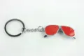 Detailopname van de creatieve rode zonnebril metalen sleutelhanger hanger met zilver. - Rood