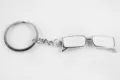 Metalen creatieve bril sleutelhanger hanger, stijlvolle zilveren afwerking met wit emaille. - Wit
