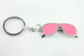Metalen creatieve sleutelhanger met roze zonnebril hanger, gedetailleerd detailbeeld. - Roze