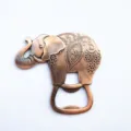 Gedetailleerd overzicht van vintage koperen olifant metalen flesopener met gegraveerde patronen. - Antiek roodkoper 2