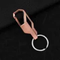 Metalige autosleutelhanger met moderne roségouden en zilveren afwerking detailopname. - Koper