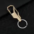 Close-up detail van de metalen geometrische karabijnhaak sleutelhanger met fijne afwerking. - Brons