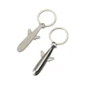 Detailweergave van de metalen vliegtuig sleutelhanger met stevige ring en hanger. - Vliegtuig Stijl 2