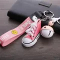 Porte-clés basket en toile miniature avec sangle rose et joli pendentif clochette. - Rose