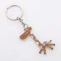Schattige metalen giraffe sleutelhanger met kleurrijke geëmailleerde stippen voor tassen. - koffiekleur